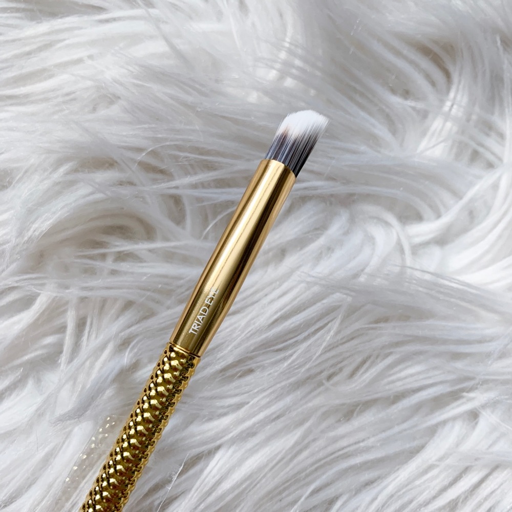 ⭐️5/$25 | NEW Moda Triad Eye Gold Textured Brush - Picture 3 of 4